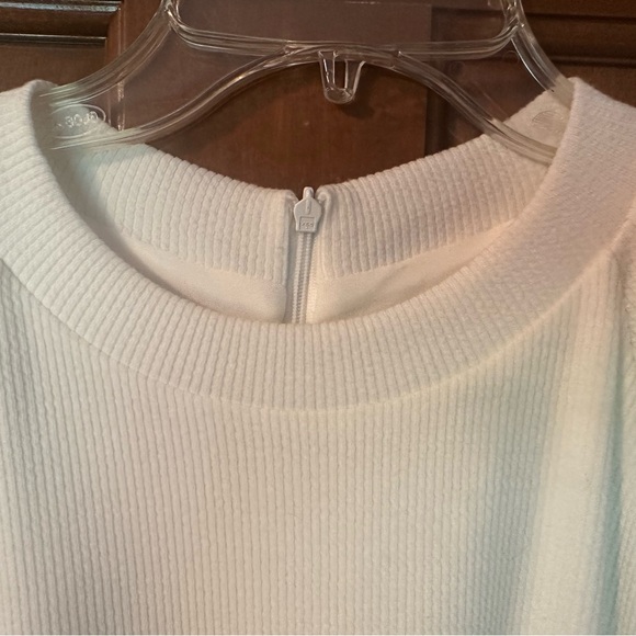 ALI & JAY White Beautiful Dress. Flowy Sleeves, Soft Textured Fabric. XL. NWT. - Picture 4 of 12